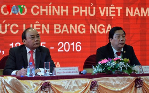 PM meets Vietnamese community in Russia - ảnh 1